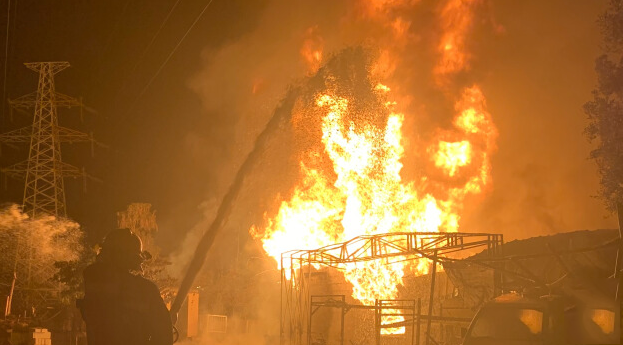 廣州增城一油罐起火，罐體內約5噸汽油，現(xiàn)場燃燒火光沖天